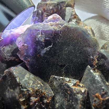 Spécimen de cube de fluorite fantôme, violet, rouge et bleu, Okorusu, Namibie, 91 x 58 x 22 mm 