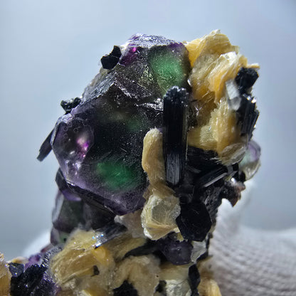 Fluorite fantôme colorée, hyalite, muscovite, tourmaline schol, Erongo, Namibie, 48 x 36 x 24 mm 