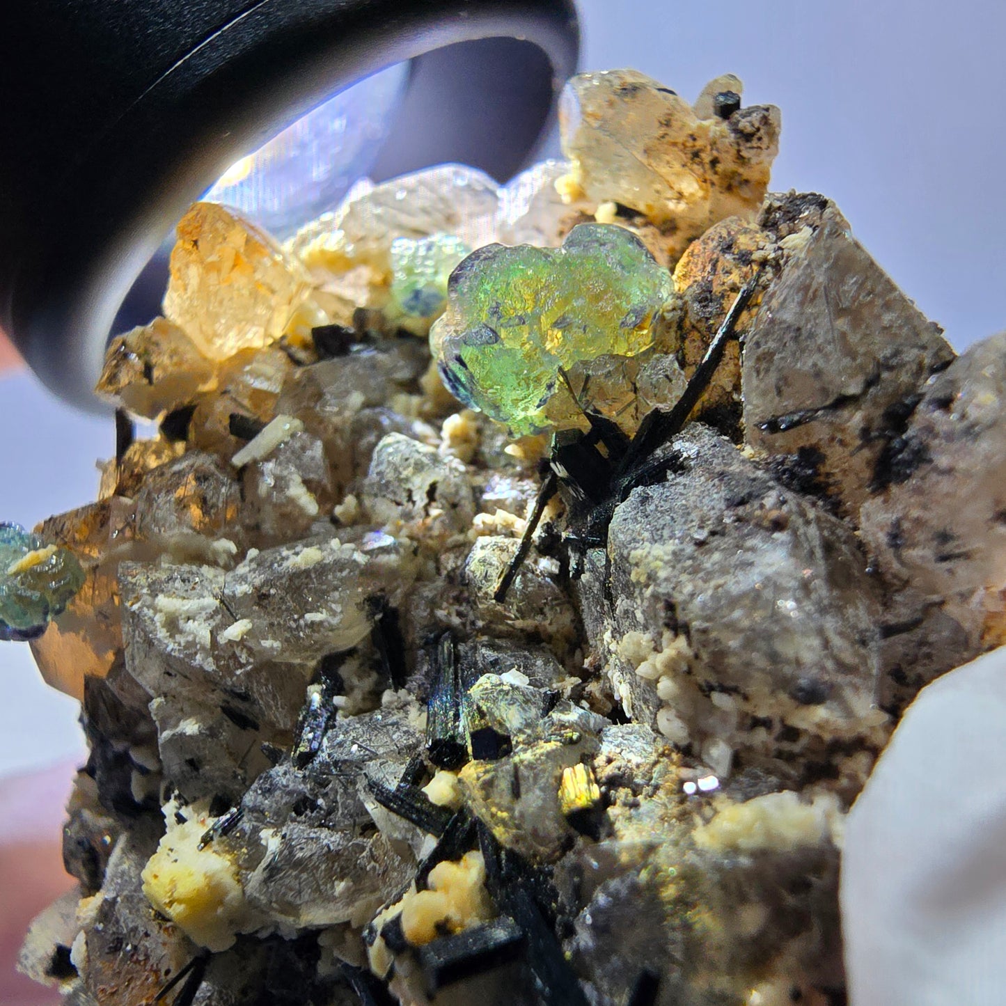 Cube de fluorite fantôme, quartz fumé, tourmaline schol, muscovite, Erongo, Namibie, 44 x 34 x 26 mm 