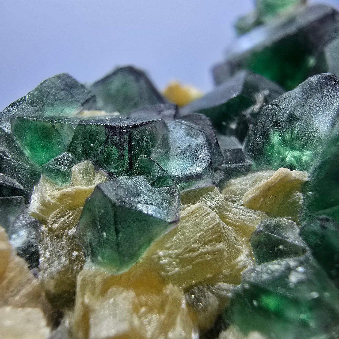 Cube de fluorite fantôme zonal, muscovite, spécimen d'hyalite, Erongo, Namibie, 90 x 72 x 53 mm 