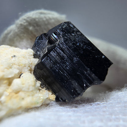 Tourmaline Schorl rare sur amas d'orthose à Erongo, Namibie 