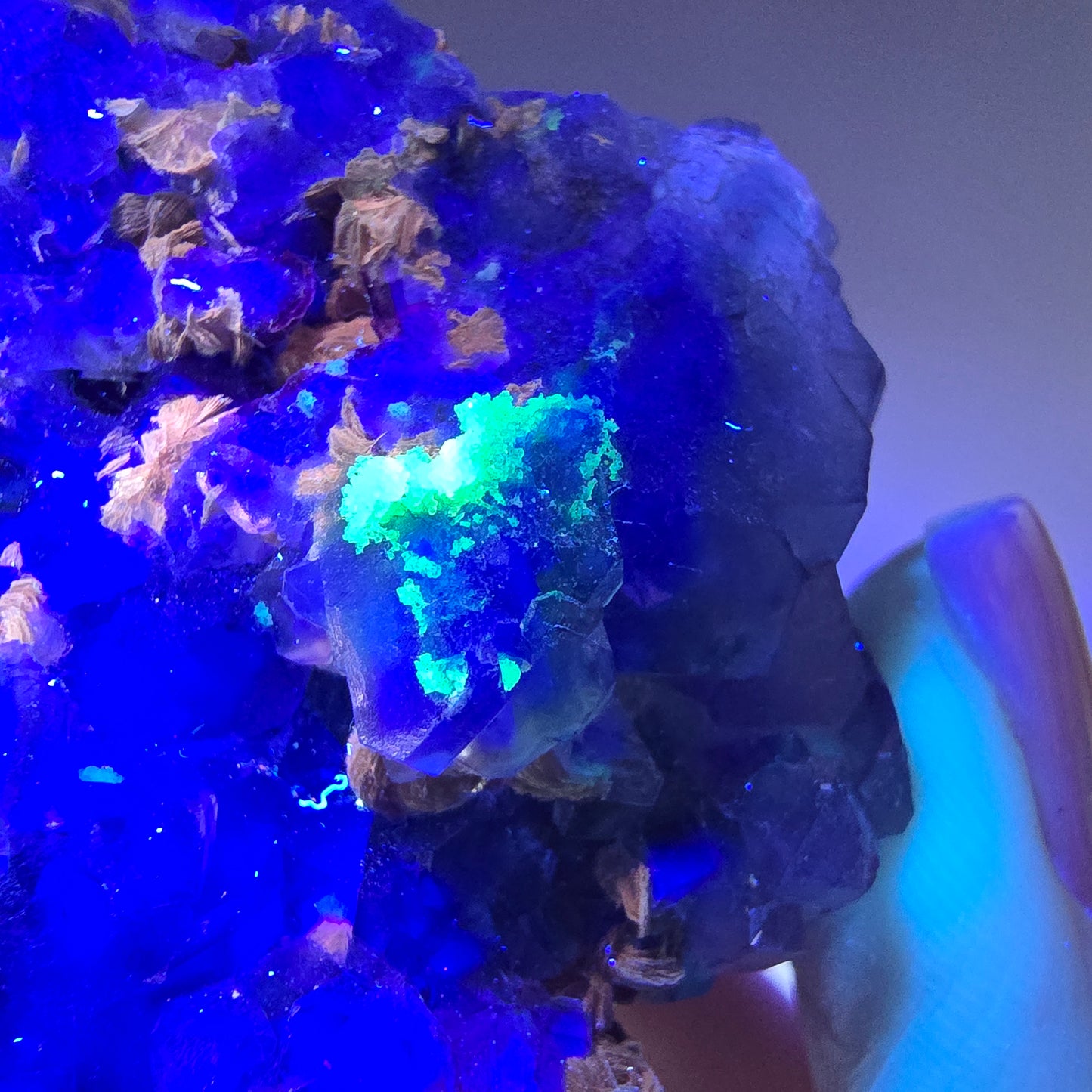 Phantom Fluorit Würfel, Hyalit, Muskovit (UV) Stufe Erongo, Namibia 70*63*36mm