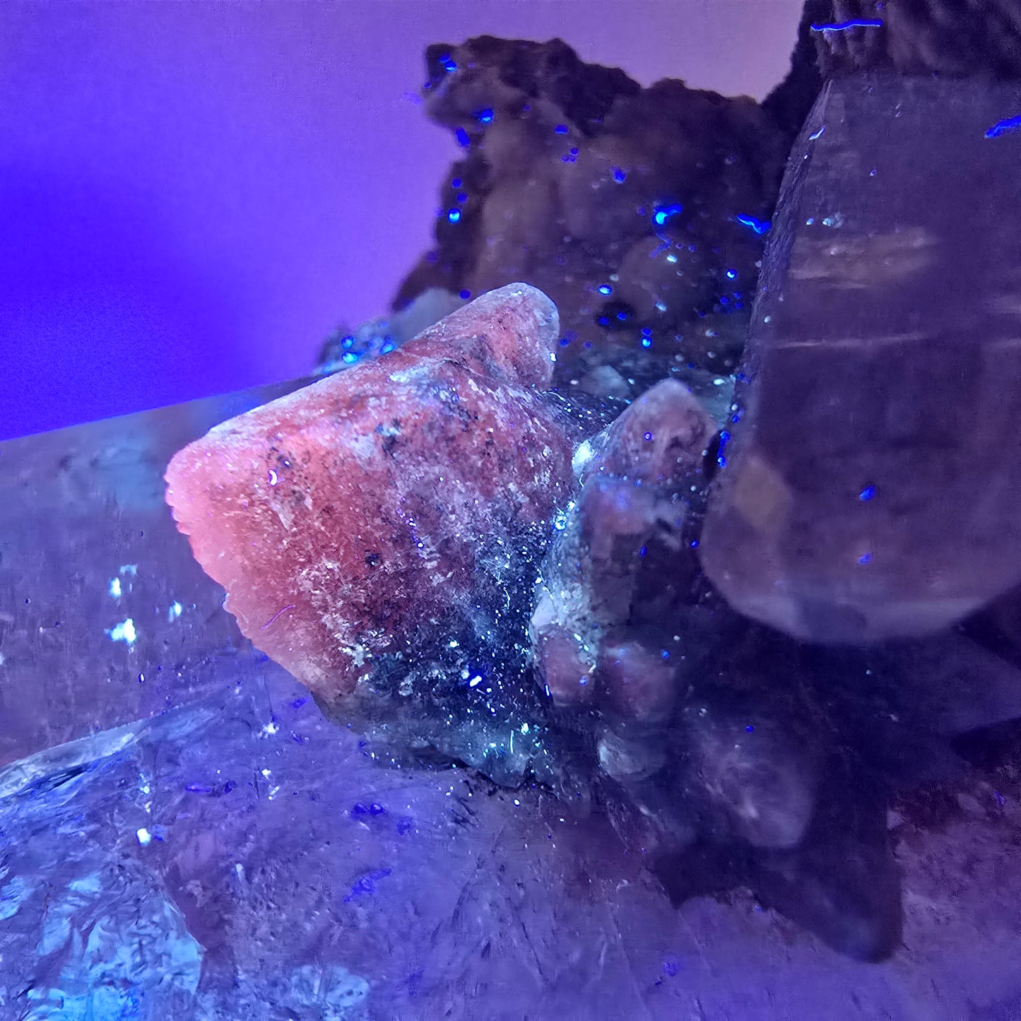 Sceptre squelette en quartz fumé Enhydro, calcite UV Valentine Pocket Goboboseb Namibie 99 x 56 x 45 mm 