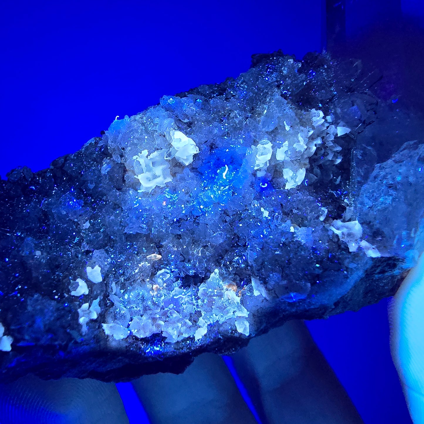 Quartz fumé fantôme, calcite UV sur matrice, spécimen Valentine Pocket Gobobs. Namibie, 68 x 59 x 45 mm. 