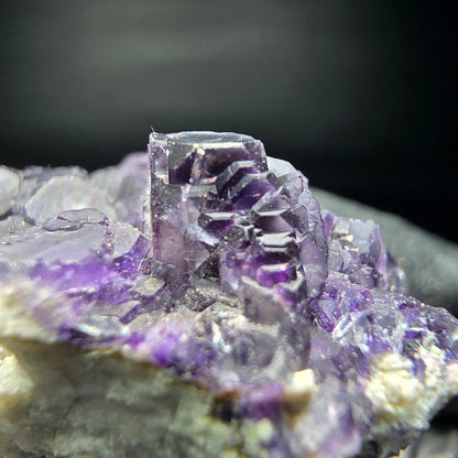 Cube de fluorite fantôme violet sur scène orthose Erongo Namibie 45*28*21mm