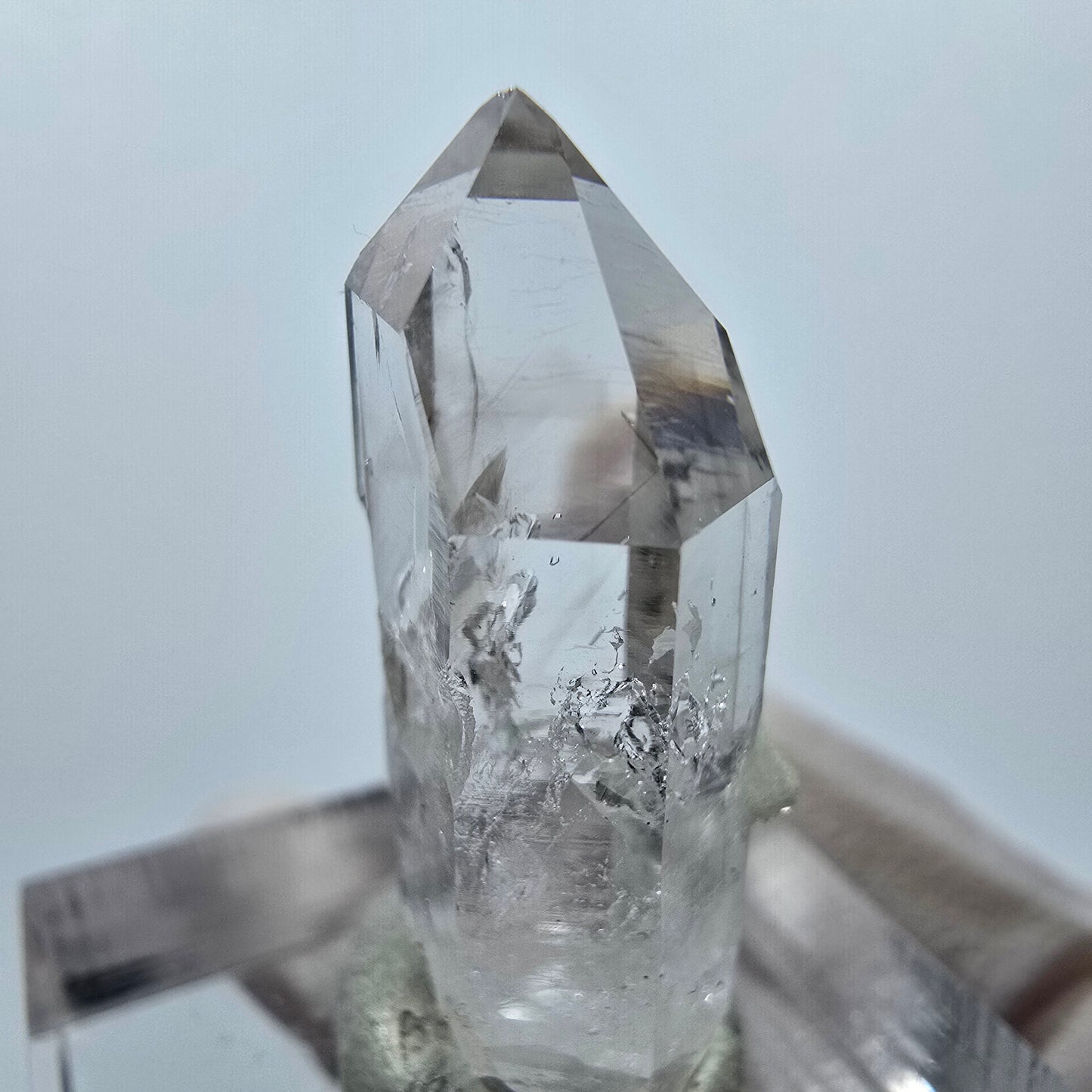 Quartz clair avec préhnite Point Streep Mine, Goboboseb, Namibie 28 x 12 x 10 mm 