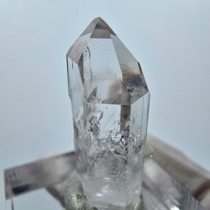 Quartz clair avec préhnite Point Streep Mine, Goboboseb, Namibie 28 x 12 x 10 mm 