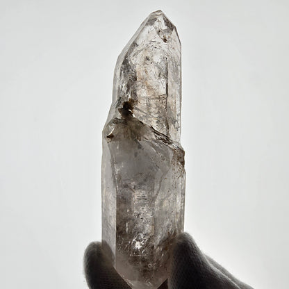 Sceptre DT en quartz fumé squelette Enhydro, poche Valentine en calcite UV, Namibie 105 x 34 x 23 mm 