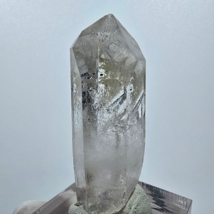 Quartz clair, préhnite, hématite, mine Point Streep, Goboboseb, Namibie, 43 x 21 x 13 mm 