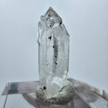 Quartz hématite transparent à double pointe, mine Streep, Goboboseb, Namibie, 28 x 18 x 8 mm 