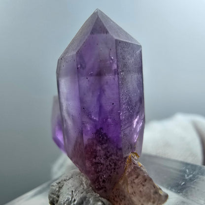 Spécimen rare d'améthyste fantôme de Goboboseb, Namibie, 24 x 21 x 9 mm 