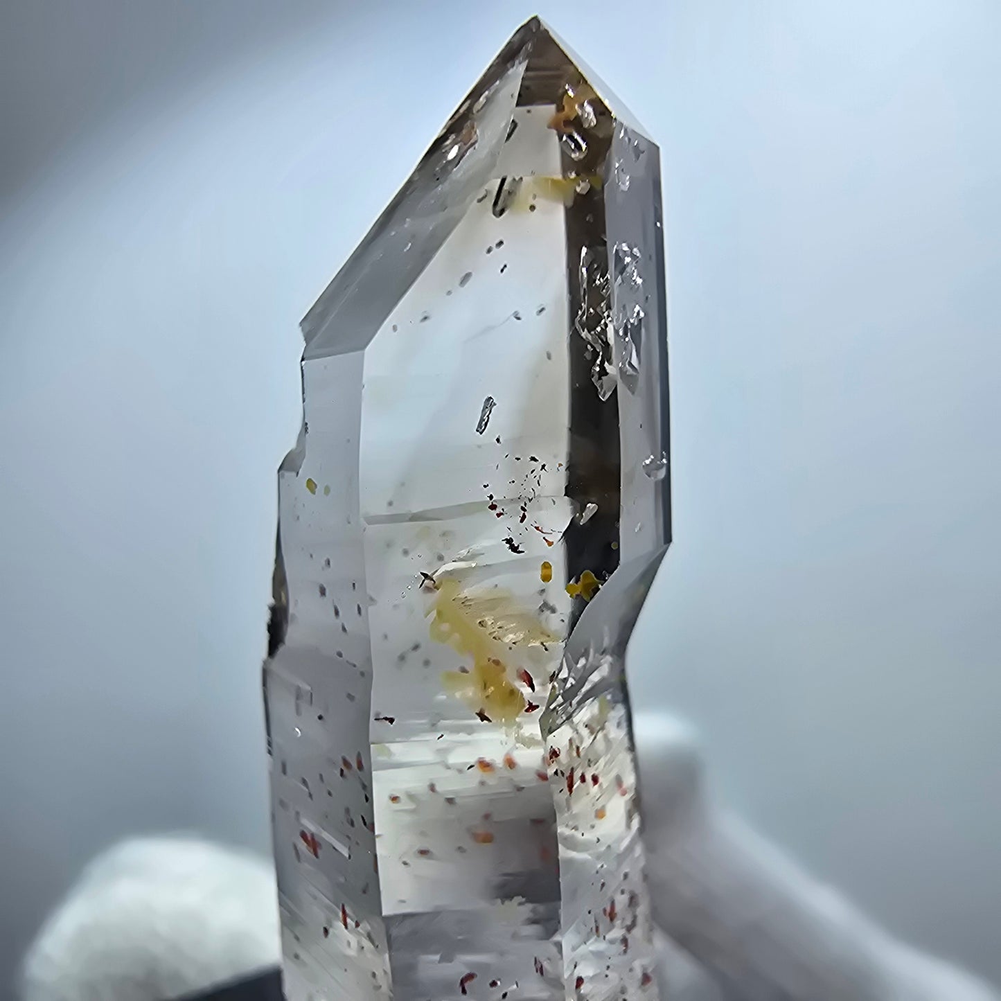 Pointe de sceptre en quartz fumé fantôme transparent, hématite, Goboboseb, Namibie, 32 x 9 x 9 mm 