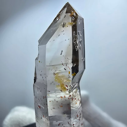 Pointe de sceptre en quartz fumé fantôme transparent, hématite, Goboboseb, Namibie, 32 x 9 x 9 mm 