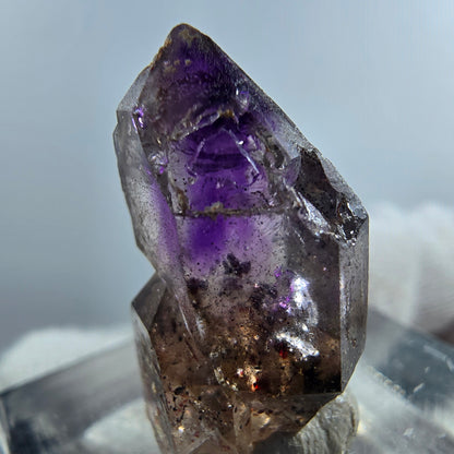 Pointe de sceptre en améthyste fantôme rare de Goboboseb, Namibie, 22 x 12 x 10 mm 