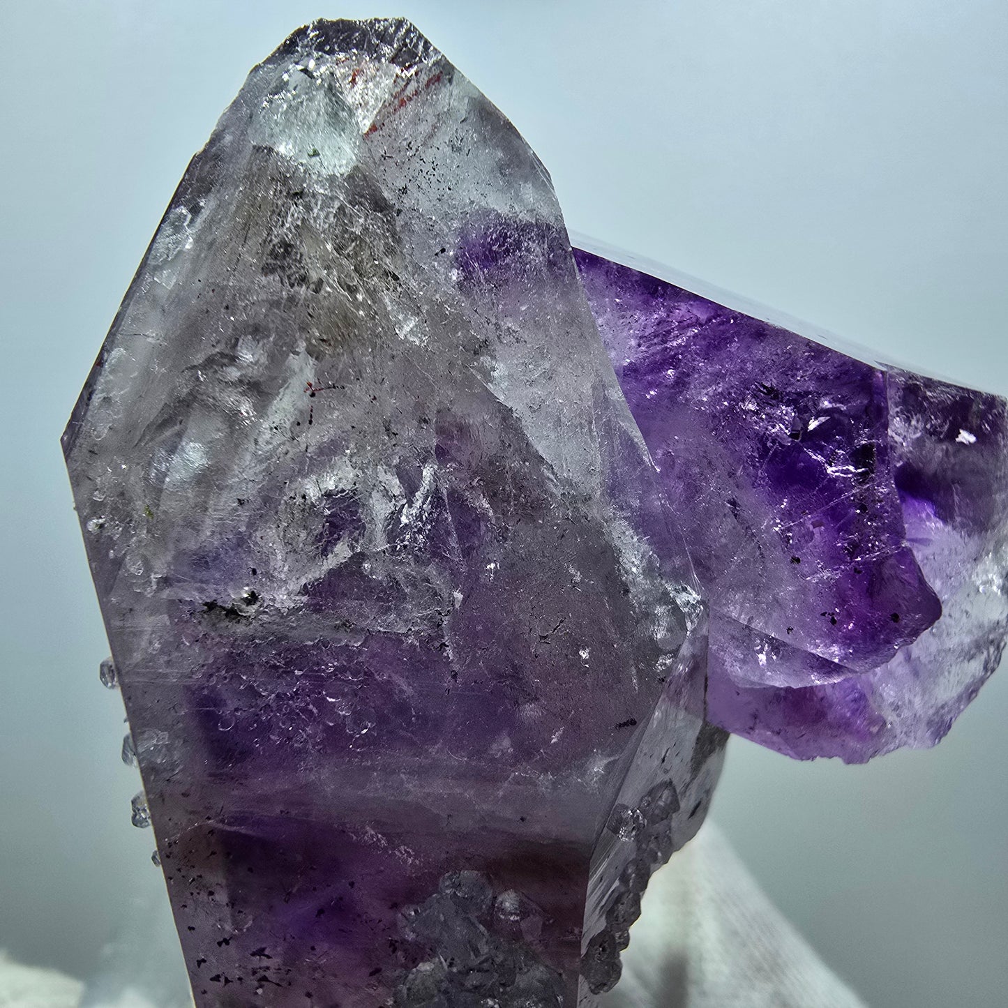 Harlekin Phantom Amethyst mit Analcim Stufe Streep Mine Gobob Namibia 66*54*35mm