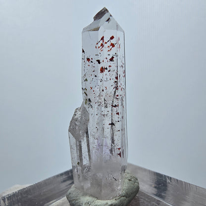 Quartz clair Harlequin Mine Point Streep, Goboboseb, Namibie 34 x 11 x 8 mm 