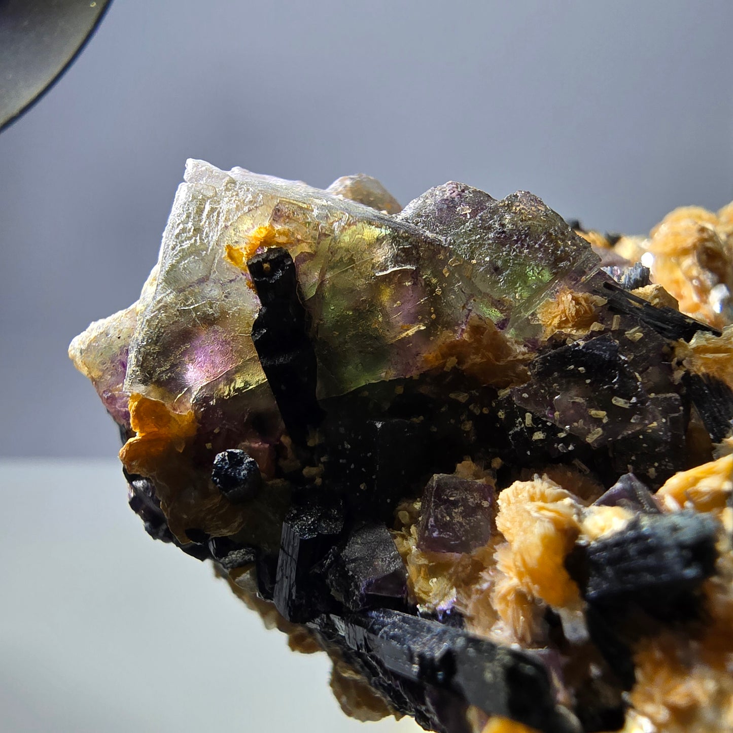 Fluorite fantôme colorée, tourmaline schol, hyalite, muscovite, Erongo, Namibie, 114 x 84 x 50 mm 