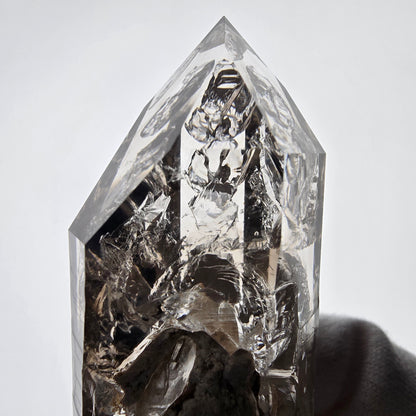Sceptre en quartz fumé Window Phantom, calcite UV Valentine Pocket Goboboseb Namibie 90 x 38 x 25 mm 