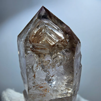 Pointe de sceptre en améthyste fantôme transparente, Goboboseb, Namibie, 46 x 20 x 20 mm 