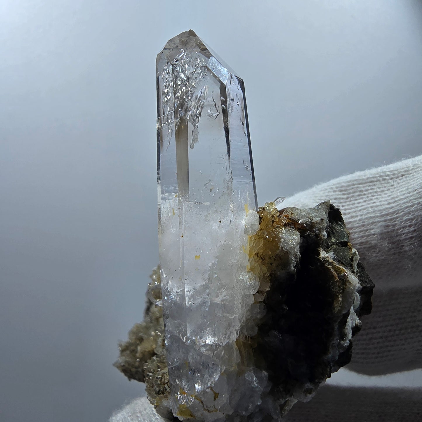 Quartz fumé fantôme, calcite UV sur matrice, spécimen Valentine Pocket Gobobs. Namibie, 68 x 59 x 45 mm. 