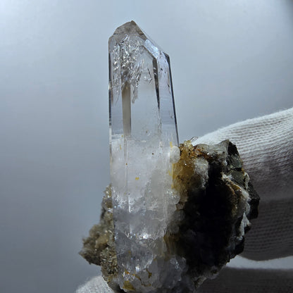 Quartz fumé fantôme, calcite UV sur matrice, spécimen Valentine Pocket Gobobs. Namibie, 68 x 59 x 45 mm. 