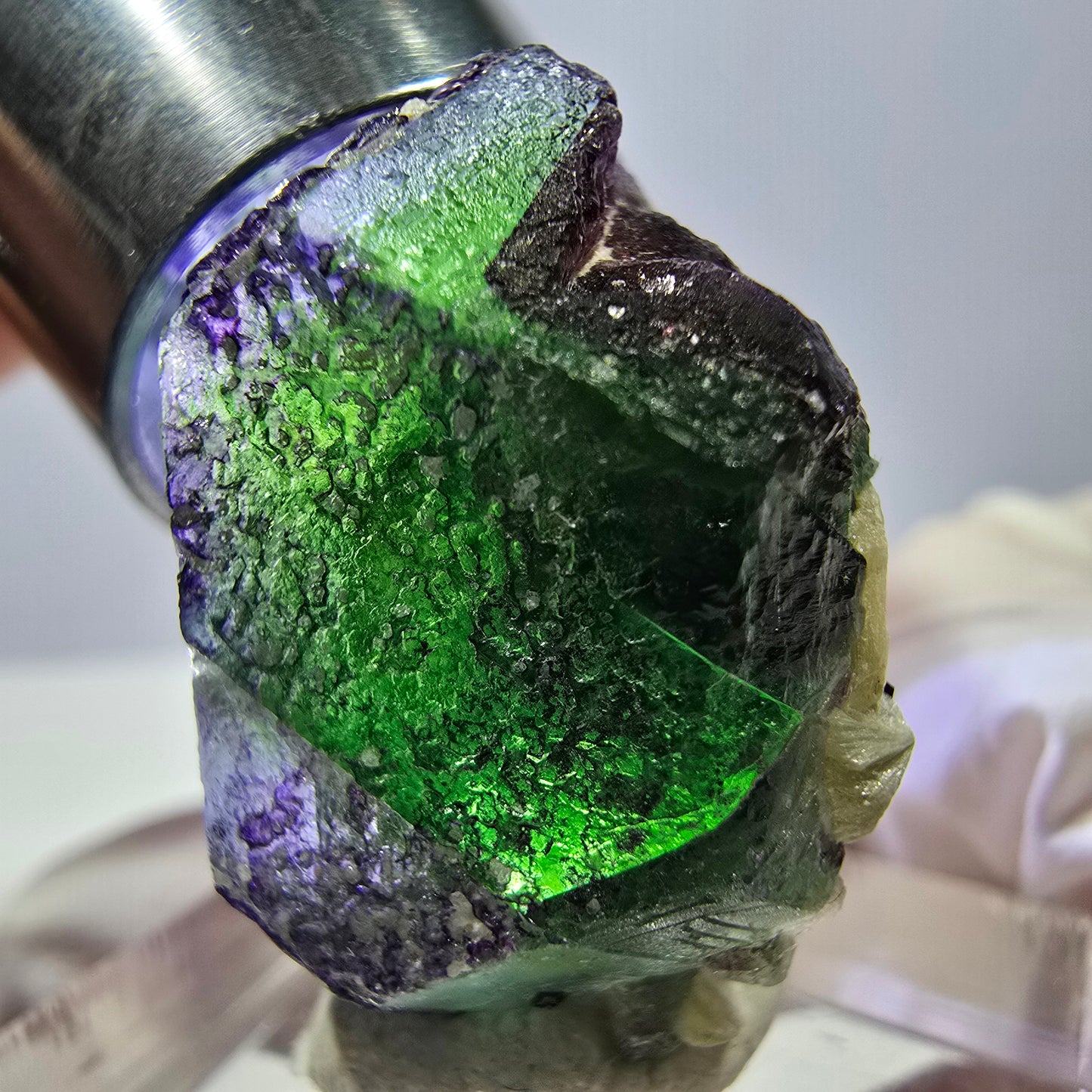 Cube hexagonal de fluorite fantôme, muscovite, tourmaline Schörl, Erongo, Namibie, 26 x 21 x 16 mm 