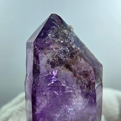 Pointe de sceptre en améthyste fantôme rare à Goboboseb, Namibie, 28 x 16 x 9 mm 