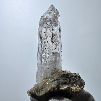 Quartz fumé Harlequin DT, calcite UV sur matrice, spécimen Valentine Pocket, Namibie, 96 x 46 x 53 mm 