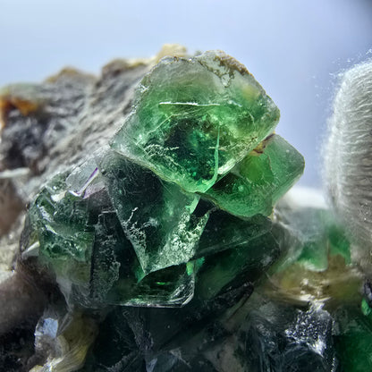 Rares cubes de fluorite fantôme, hyalite et spécimen de muscovite, Erongo, Namibie, 69 x 51 x 47 mm 