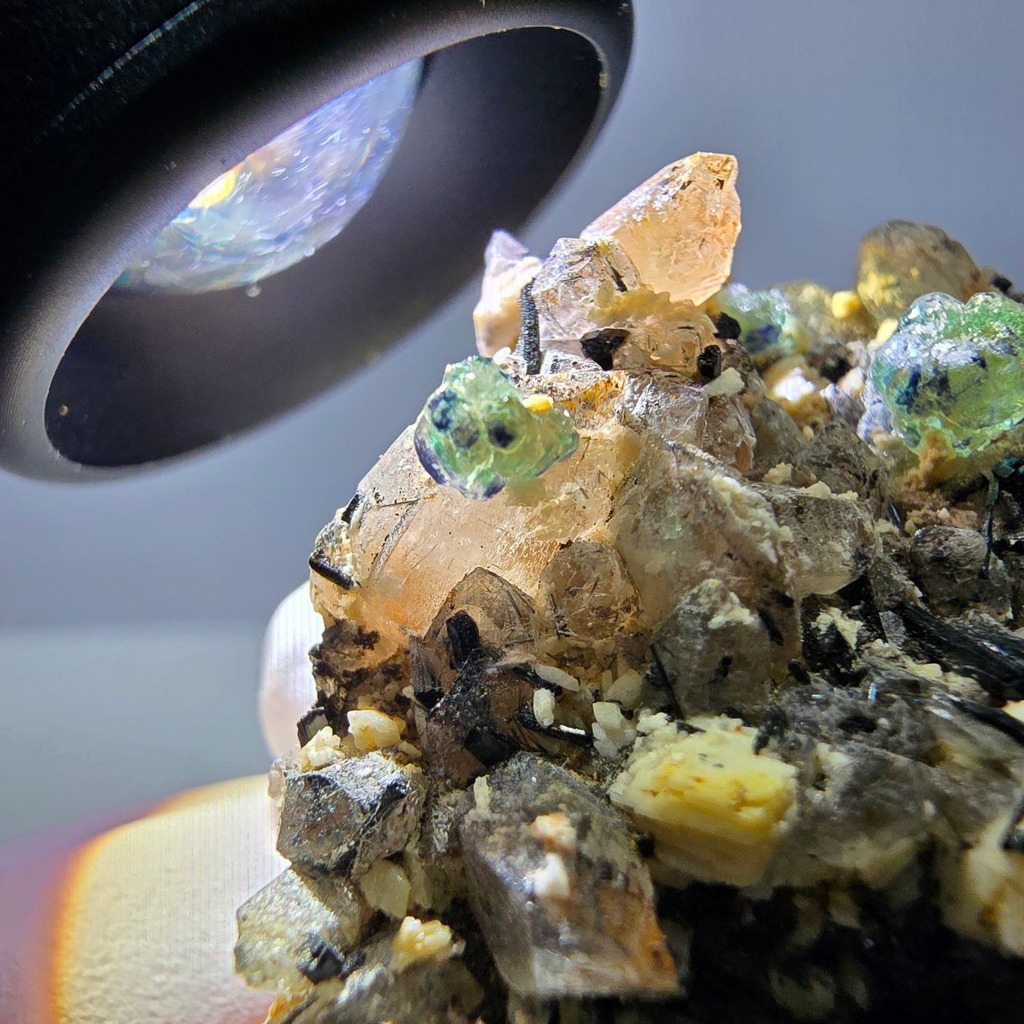 Cube de fluorite fantôme, quartz fumé, tourmaline schol, muscovite, Erongo, Namibie, 44 x 34 x 26 mm 