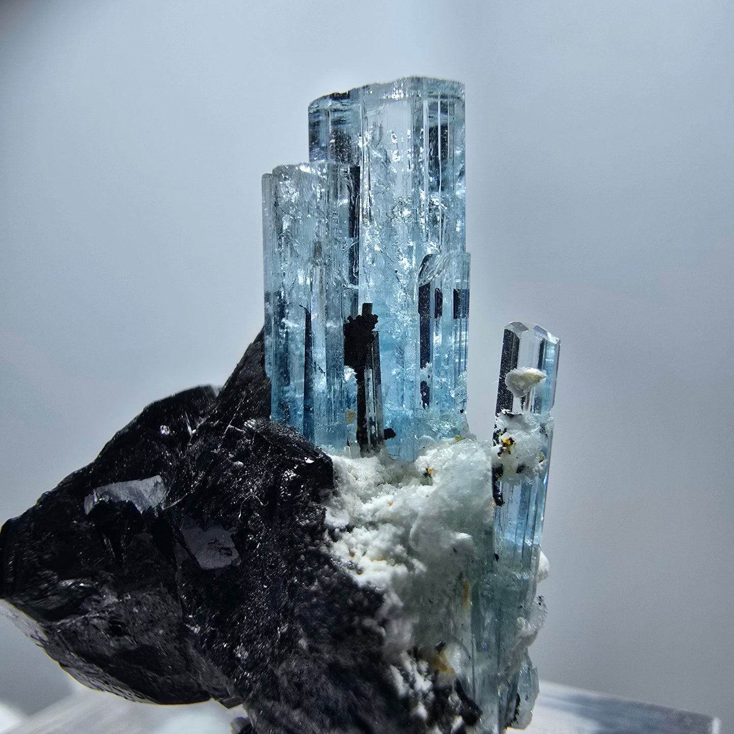 Seltener Aquamarin X mit Schörl Turmalin Erongo, Namibia 26*20*12mm