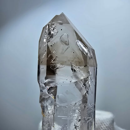 Pointe de sceptre en quartz fumé fantôme transparent, Goboboseb, Namibie, 45 x 13 x 14 mm 