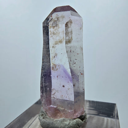 Pointe de sceptre en améthyste fantôme de Goboboseb, Namibie, 31 x 12 x 6 mm 