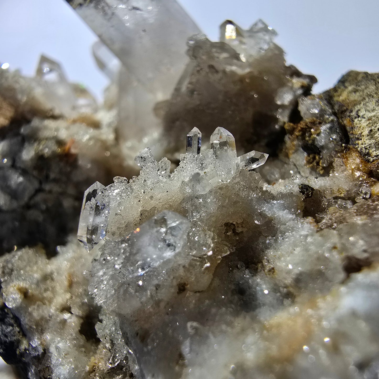 Quartz fumé fantôme DT, calcite UV sur matrice, spécimen Valentine Pocket, Namibie, 103 x 51 x 30 mm 