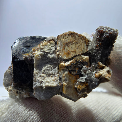 Spécimen rare de tourmaline Schorl et d'opale hyalite, Erongo, Namibie, 43 x 24 x 24 mm 