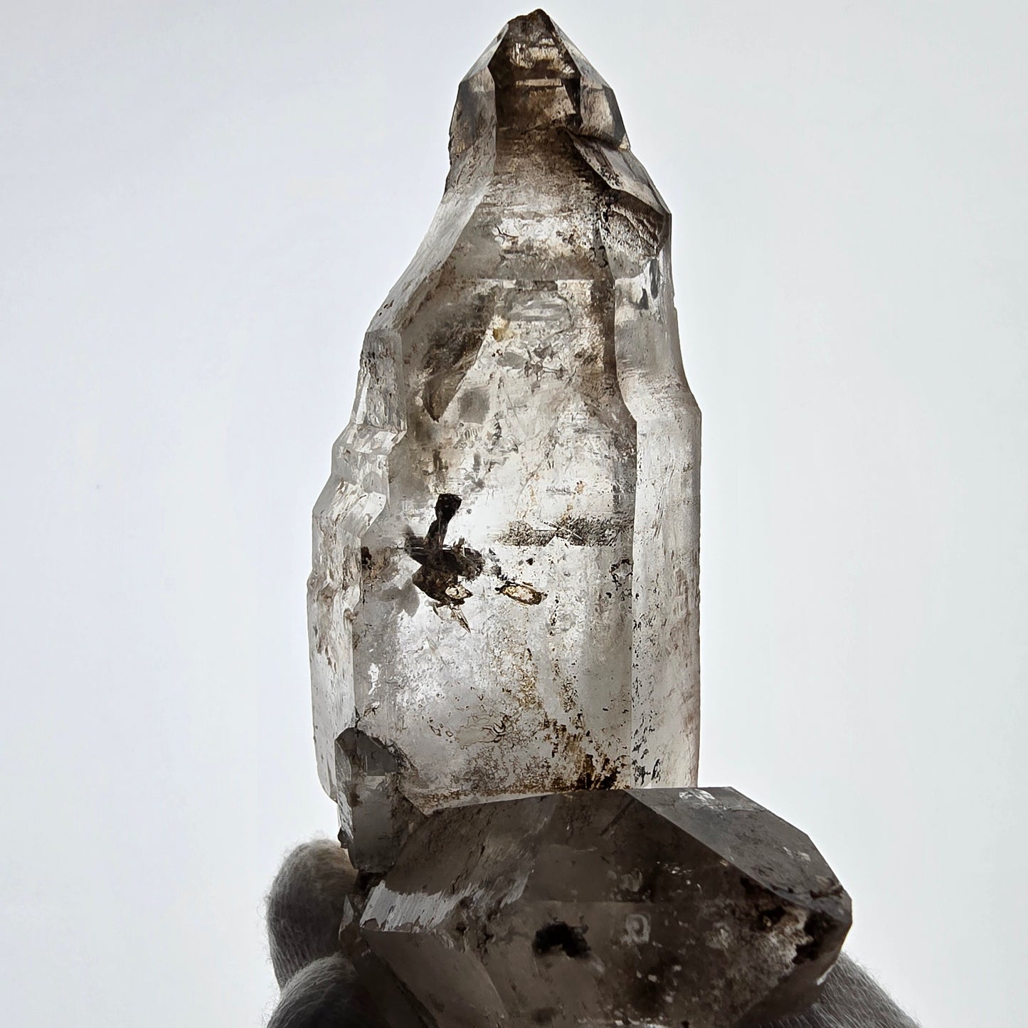 Sceptre squelette en quartz fumé DT, poche Saint-Valentin en calcite UV, Namibie 101 x 64 x 52 mm 
