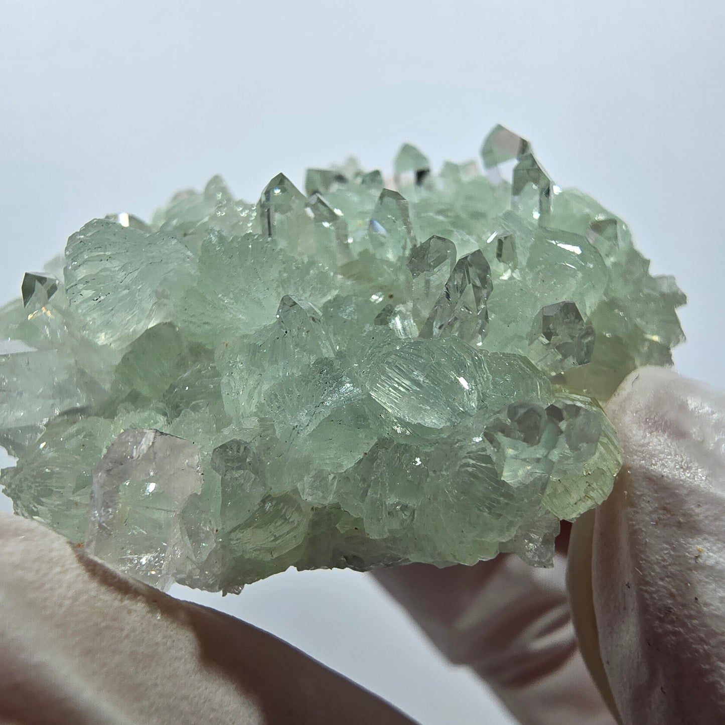 Spécimen de quartz, préhnite et calcite en forme d'étoile, mine Streep, Goboboseb, Namibie, 44 x 40 x 16 mm 