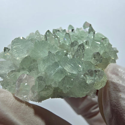 Spécimen de quartz, préhnite et calcite en forme d'étoile, mine Streep, Goboboseb, Namibie, 44 x 40 x 16 mm 