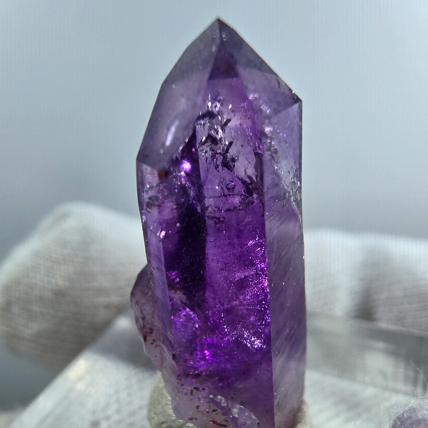 Pointe de sceptre en améthyste fantôme rare, 1x Bubble Goboboseb, Namibie 26 x 10 x 9 mm 