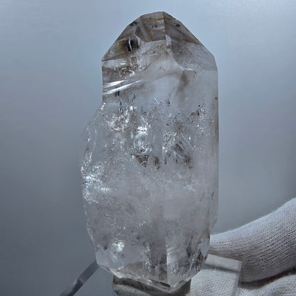 Sceptre DT Enhydro en quartz fumé lémurien, gobo de poche UV en calcite Valentine. Namibie 80 x 40 x 29 mm 