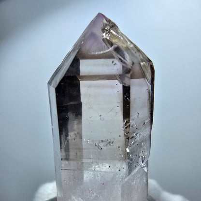 Pointe de sceptre en améthyste fantôme transparente, Goboboseb, Namibie, 41 x 17 x 15 mm 