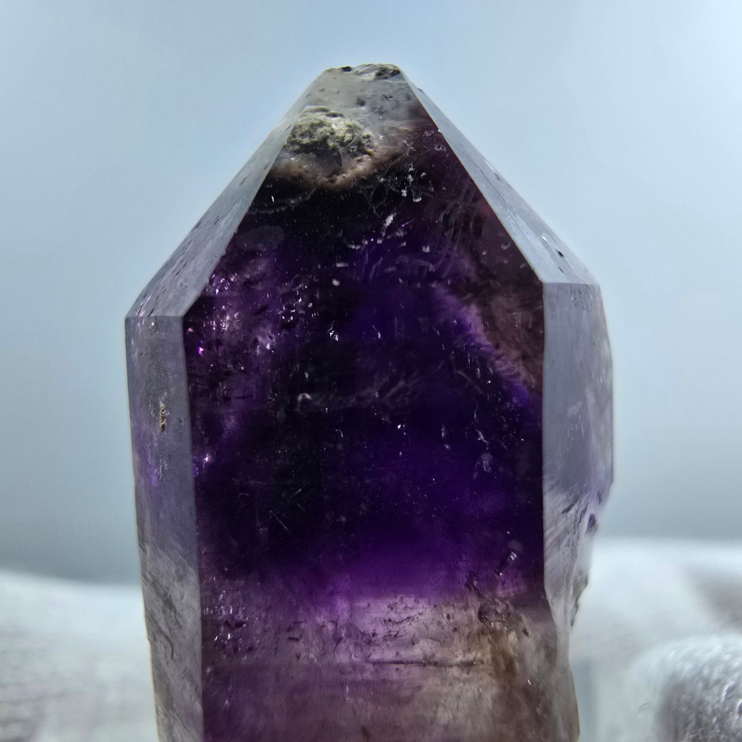 Pointe de sceptre en améthyste fantôme rare à Goboboseb, Namibie, 27 x 16 x 10 mm 