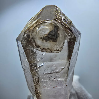 Pointe de sceptre en améthyste fantôme transparente, Goboboseb, Namibie, 50 x 24 x 21 mm 