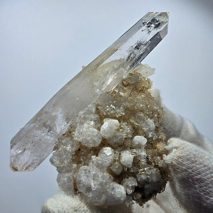 Quartz fumé fantôme DT, calcite UV sur matrice, spécimen Valentine Pocket, Namibie, 67 x 44 x 24 mm 