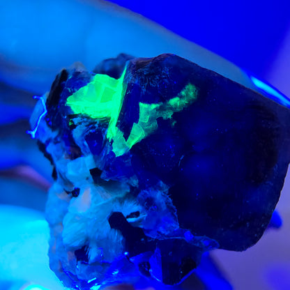 Fluorite fantôme colorée, tourmaline schol, muscovite, hyalite, Erongo, Namibie, 30 x 25 x 25 mm 