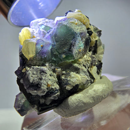 Cube hexagonal de fluorite fantôme, muscovite, tourmaline Schörl, Erongo, Namibie 28 x 25 x 18 mm 