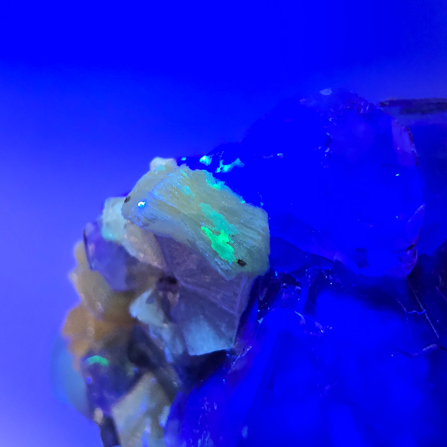 Cubes de fluorite fantôme transparente, muscovite et hyalite, spécimen d'Erongo, Namibie, 46 x 43 x 35 mm 