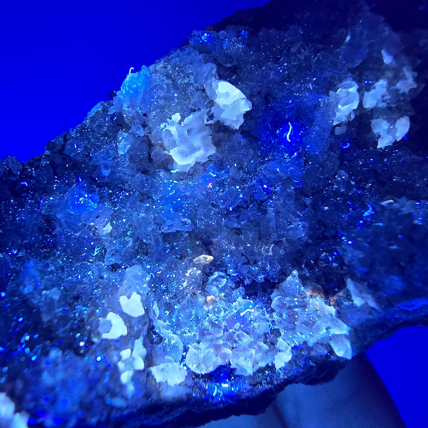 Quartz fumé fantôme, calcite UV sur matrice, spécimen Valentine Pocket Gobobs. Namibie, 68 x 59 x 45 mm. 