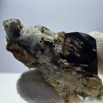 Spécimen rare de tourmaline Schorl et d'opale hyalite, Erongo, Namibie, 43 x 24 x 24 mm 