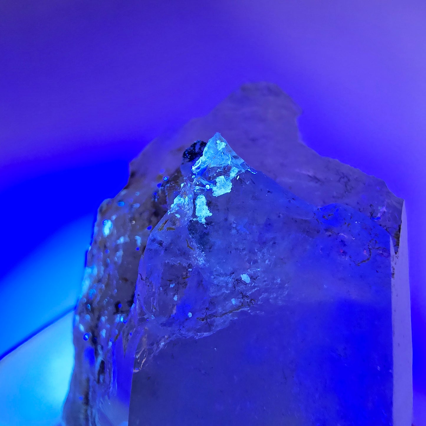 Quartz fumé squelette Enhydro, calcite UV, 1 gobo de poche Bubble Valentine. Namibie 98 x 49 x 26 mm 
